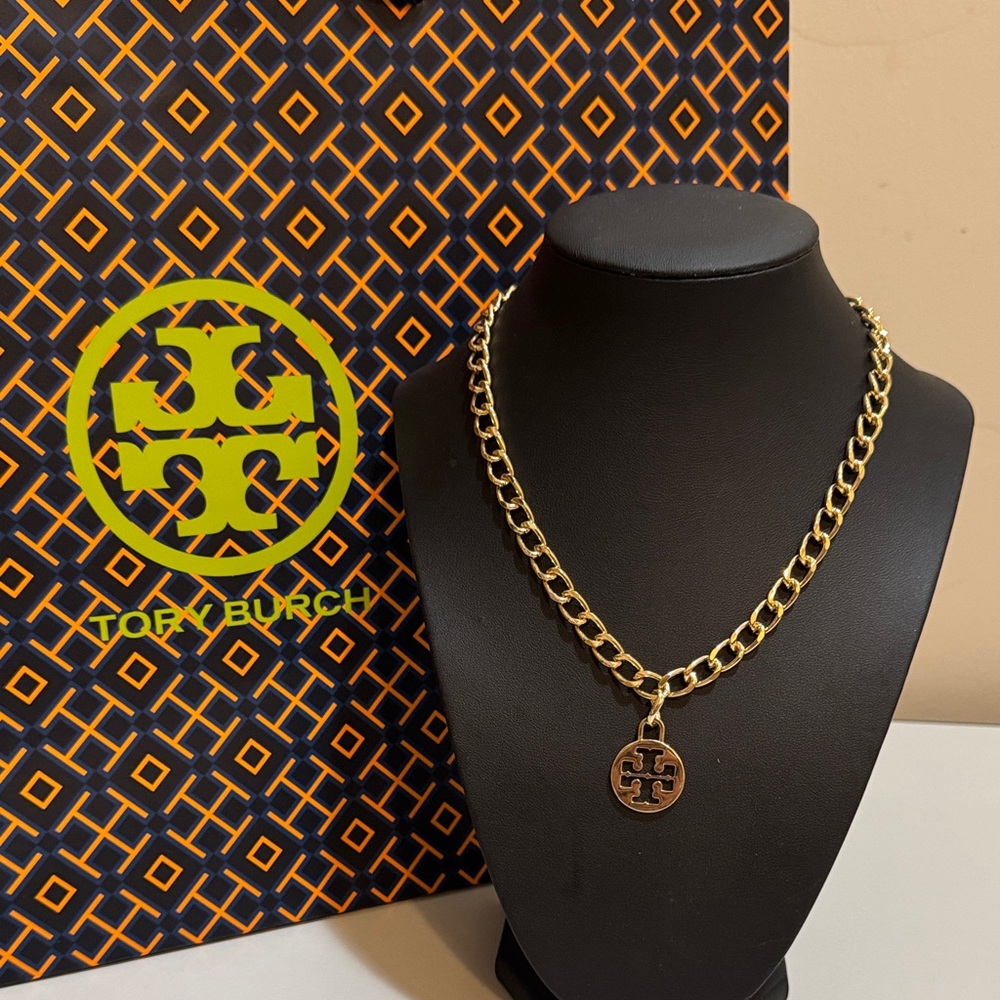 NEW✨ Pendant with Tory Burch Round Logo charm/medallion
